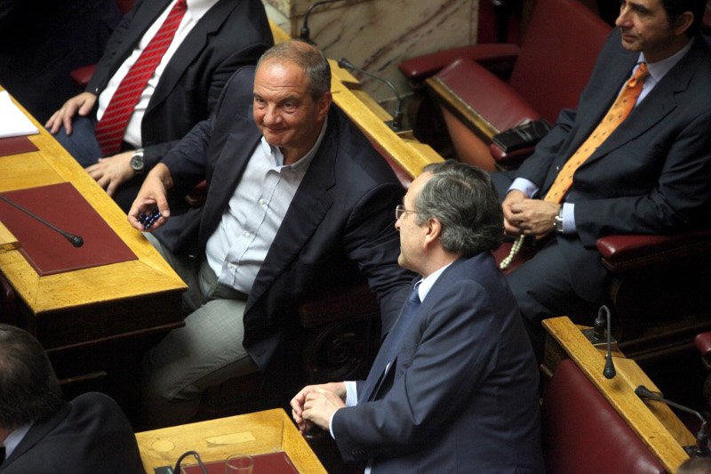 Πλάι-πλάι χθες στη Βουλή Σαμαράς-Καραμανλής -Το πηγαδάκι και τα γέλια [εικόνες] | iefimerida.gr 1