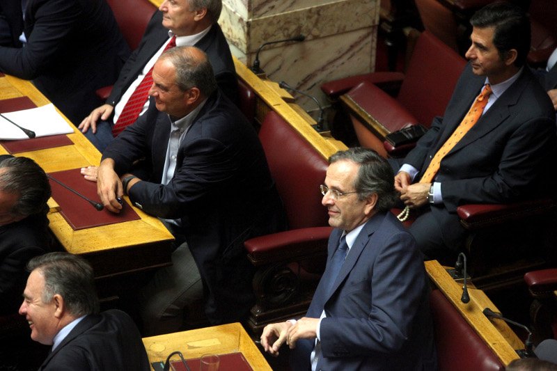Πλάι-πλάι χθες στη Βουλή Σαμαράς-Καραμανλής -Το πηγαδάκι και τα γέλια [εικόνες] | iefimerida.gr 2