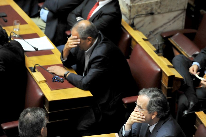 Πλάι-πλάι χθες στη Βουλή Σαμαράς-Καραμανλής -Το πηγαδάκι και τα γέλια [εικόνες] | iefimerida.gr 3