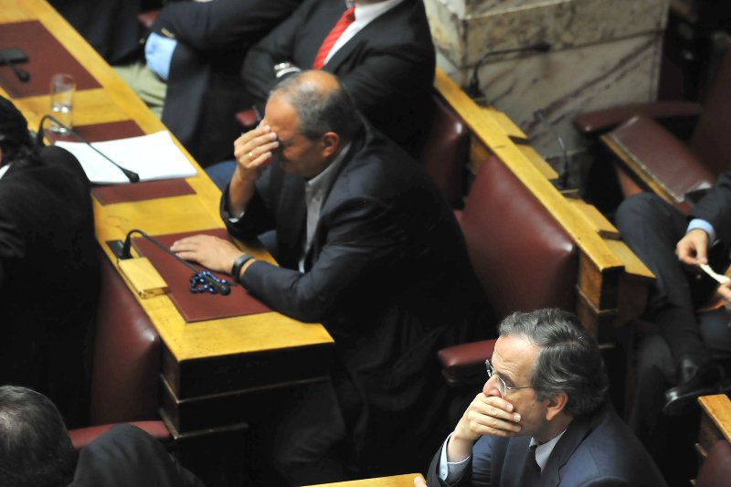 Πλάι-πλάι χθες στη Βουλή Σαμαράς-Καραμανλής -Το πηγαδάκι και τα γέλια [εικόνες] | iefimerida.gr 4