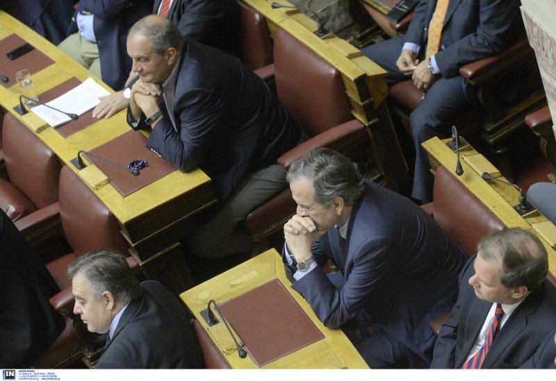 Πλάι-πλάι χθες στη Βουλή Σαμαράς-Καραμανλής -Το πηγαδάκι και τα γέλια [εικόνες] | iefimerida.gr 5