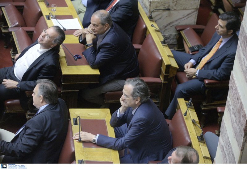 Πλάι-πλάι χθες στη Βουλή Σαμαράς-Καραμανλής -Το πηγαδάκι και τα γέλια [εικόνες] | iefimerida.gr 6