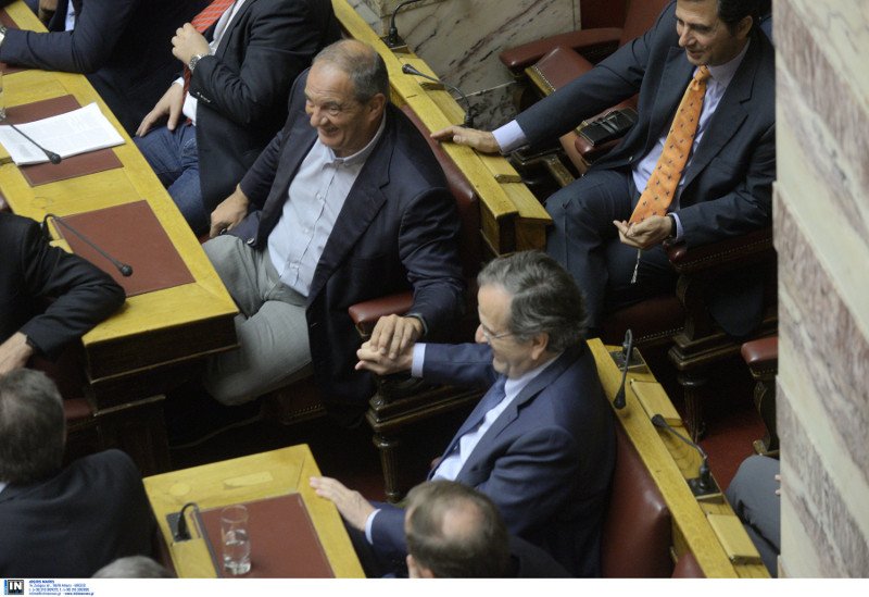 Πλάι-πλάι χθες στη Βουλή Σαμαράς-Καραμανλής -Το πηγαδάκι και τα γέλια [εικόνες] | iefimerida.gr 7