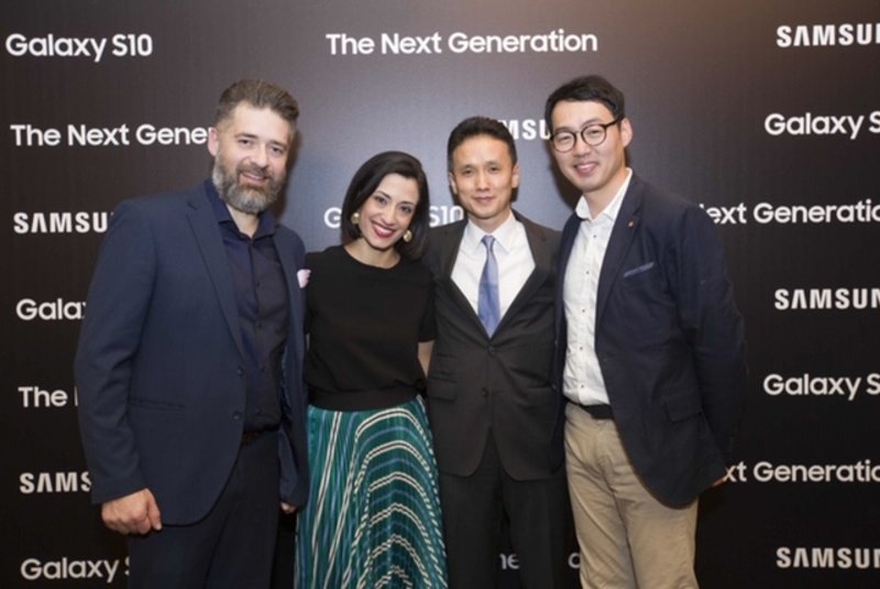 O κος Άρης Παρασκευόπουλος, Επικεφαλής του Τμήματος Κινητής Τηλεφωνίας της Samsung σε Ελλάδα και Κύπρο, η κα Έρση Τσουκάκη, ΙΜ Marketing Manager της Samsung Electronics Hellas, ο κος Byung Moo (Θεόφιλος) Shin, Πρόεδρος της Samsung Electronics Hellas και o κος Simon Kim, Business Manager του τμήματος Κινητής Τηλεφωνίας της Samsung Electronics Hellas