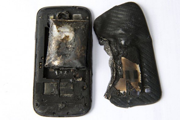 Smartphone εξερράγη στην τσέπη 18χρονης προκαλώντας της εγκαύματα | iefimerida.gr 0