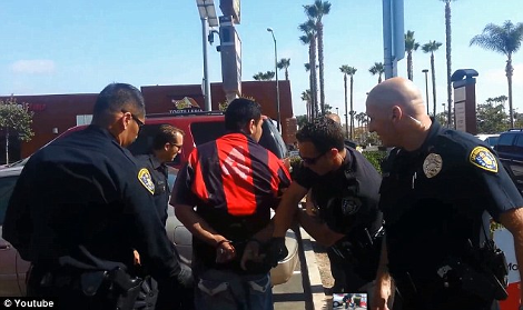 Αγριο ξύλο από πολίτες σε άνδρα στο Σαν Ντιέγκο -Προσπάθησε να κλέψει αυτοκίνητο με τη μητέρα και το παιδί της μέσα [βίντεο & εικόνες] | iefimerida.gr 8