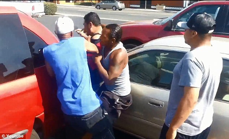 Αγριο ξύλο από πολίτες σε άνδρα στο Σαν Ντιέγκο -Προσπάθησε να κλέψει αυτοκίνητο με τη μητέρα και το παιδί της μέσα [βίντεο & εικόνες] | iefimerida.gr 2