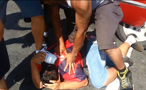 Αγριο ξύλο από πολίτες σε άνδρα στο Σαν Ντιέγκο -Προσπάθησε να κλέψει αυτοκίνητο με τη μητέρα και το παιδί της μέσα [βίντεο & εικόνες] | iefimerida.gr 3