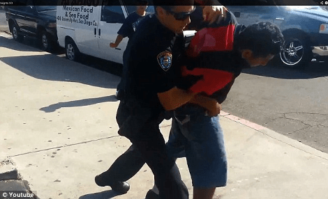 Αγριο ξύλο από πολίτες σε άνδρα στο Σαν Ντιέγκο -Προσπάθησε να κλέψει αυτοκίνητο με τη μητέρα και το παιδί της μέσα [βίντεο & εικόνες] | iefimerida.gr 7