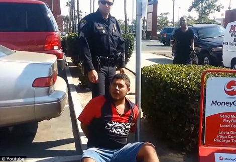 Αγριο ξύλο από πολίτες σε άνδρα στο Σαν Ντιέγκο -Προσπάθησε να κλέψει αυτοκίνητο με τη μητέρα και το παιδί της μέσα [βίντεο & εικόνες] | iefimerida.gr 6