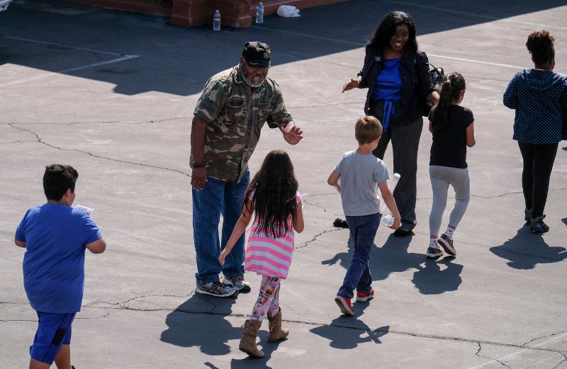Πυροβολισμοί σε σχολείο στις ΗΠΑ: Ενοπλος σκότωσε την εν διαστάσει συζυγό του -Νεκρός και ένας μαθητής [εικόνες & βίντεο] | iefimerida.gr 4