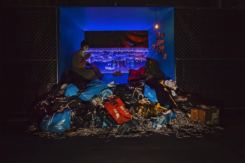 Στήνουν Λαβύρινθο στο Λιμάνι του Πειραιά -Με περφόρμερ, ακτιβιστές, πρόσφυγες [βίντεο] | iefimerida.gr 2