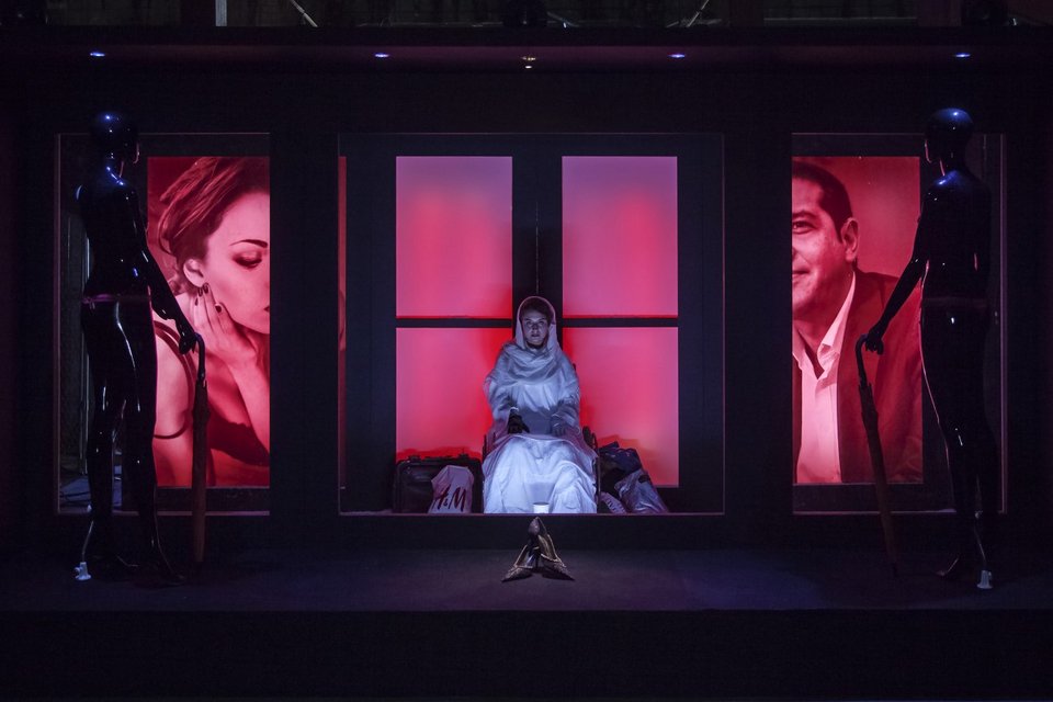 Στήνουν Λαβύρινθο στο Λιμάνι του Πειραιά -Με περφόρμερ, ακτιβιστές, πρόσφυγες [βίντεο] | iefimerida.gr 1