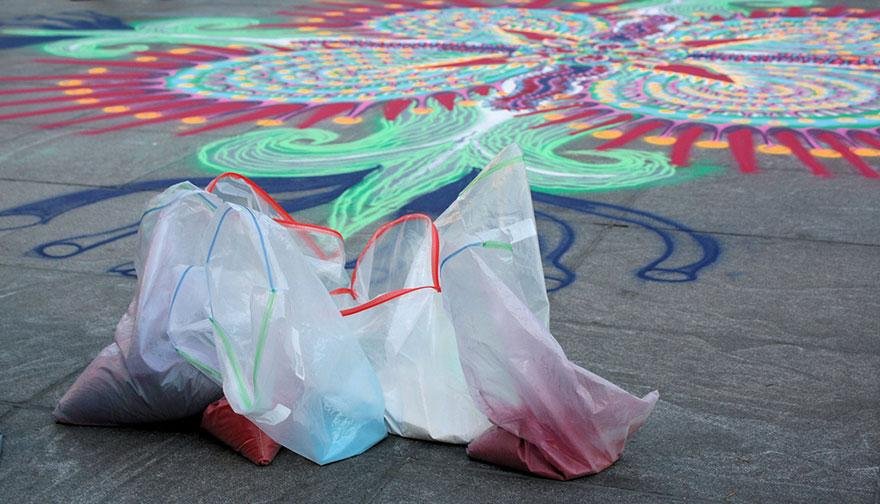 Εντυπωσιακούς πίνακες από πολύχρωμη άμμο δημιουργεί Αμερικανός καλλιτέχνης [εικόνες] | iefimerida.gr 10