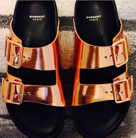 Τα πιο «it» υποδήματα του καλοκαιριού για casual chic εμφανίσεις κατευθείαν από τους μεγάλους οίκους στα πόδια σας [εικόνες] | iefimerida.gr 7