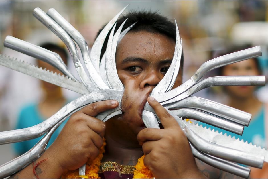 Αίμα και πόνος στο Φεστιβάλ χορτοφαγίας στο Πουκέτ –Ένα παράξενο έθιμο [εικόνες] | iefimerida.gr 9