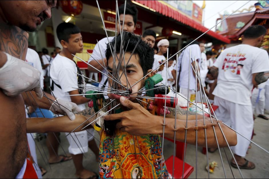 Αίμα και πόνος στο Φεστιβάλ χορτοφαγίας στο Πουκέτ –Ένα παράξενο έθιμο [εικόνες] | iefimerida.gr 2