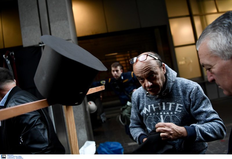 Η ΠΟΕΔΗΝ πέταξε σανό έξω από το υπουργείο Οικονομικών [εικόνες] | iefimerida.gr 1