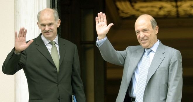 Σαν Σήμερα – Ο Σημίτης δίνει το «δαχτυλίδι» της διαδοχής στον Παπανδρέου | iefimerida.gr 9
