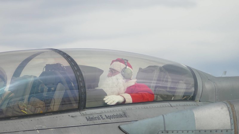 Στη Λάρισα ο Αγιος Βασίλης έφτασε με... F-16! [εικόνες] | iefimerida.gr 1