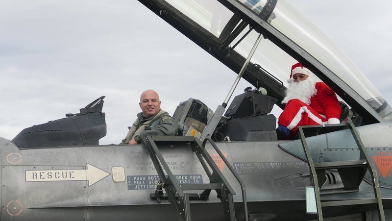Στη Λάρισα ο Αγιος Βασίλης έφτασε με... F-16! [εικόνες] | iefimerida.gr 0
