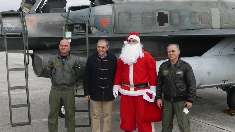 Στη Λάρισα ο Αγιος Βασίλης έφτασε με... F-16! [εικόνες] | iefimerida.gr 2
