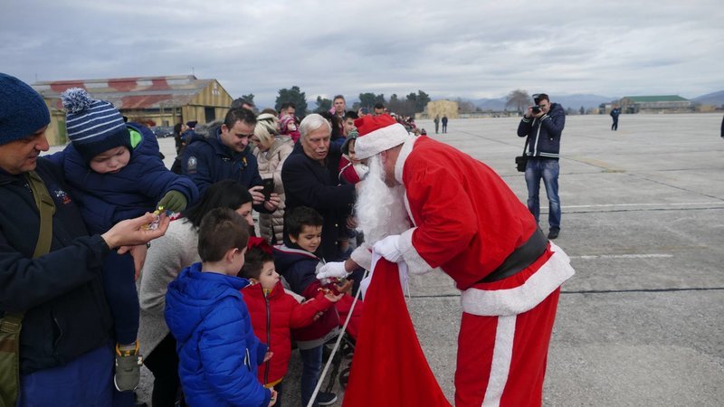 Στη Λάρισα ο Αγιος Βασίλης έφτασε με... F-16! [εικόνες] | iefimerida.gr 4