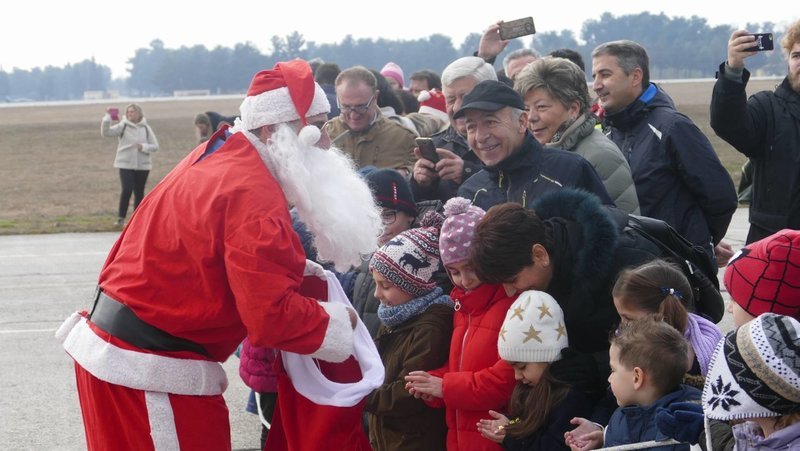 Στη Λάρισα ο Αγιος Βασίλης έφτασε με... F-16! [εικόνες] | iefimerida.gr 5