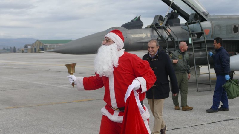 Στη Λάρισα ο Αγιος Βασίλης έφτασε με... F-16! [εικόνες] | iefimerida.gr 3