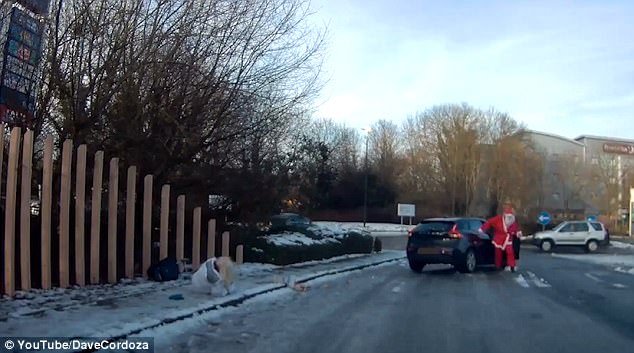 Viral: Ανδρας ντυμένος Αγιος Βασίλης πετάγεται από αυτοκίνητο και βοηθά γυναίκα που μόλις έχει φάει τούμπα [βίντεο] | iefimerida.gr 1