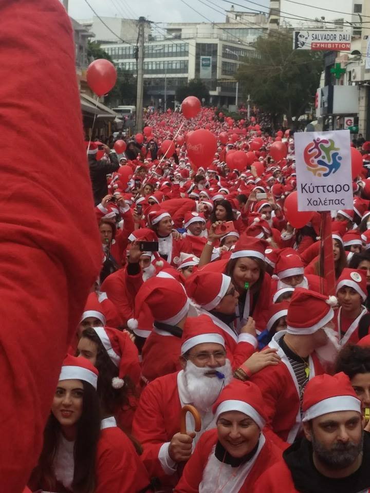 Στα κόκκινα τα Χανιά -«Βούλιαξε» από Αγιοβασίληδες το λιμάνι [εικόνες] | iefimerida.gr 1