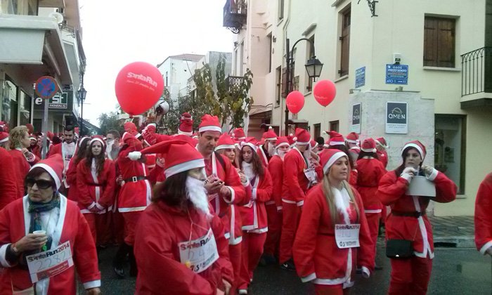 Στα κόκκινα τα Χανιά -«Βούλιαξε» από Αγιοβασίληδες το λιμάνι [εικόνες] | iefimerida.gr 0