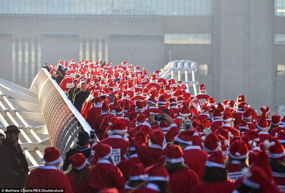 Αγιοβασίληδες σε όλον τον κόσμο για καλό σκοπό- Γιορτινή ατμόσφαιρα σε Αθήνα, Λονδίνο, Ουγγαρία, ΗΠΑ [εικόνες] | iefimerida.gr 9