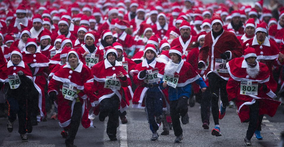 Πάνω από 1.000 Αγιοι Βασίληδες στους δρόμους της Γερμανίας [εικόνες]  | iefimerida.gr 0