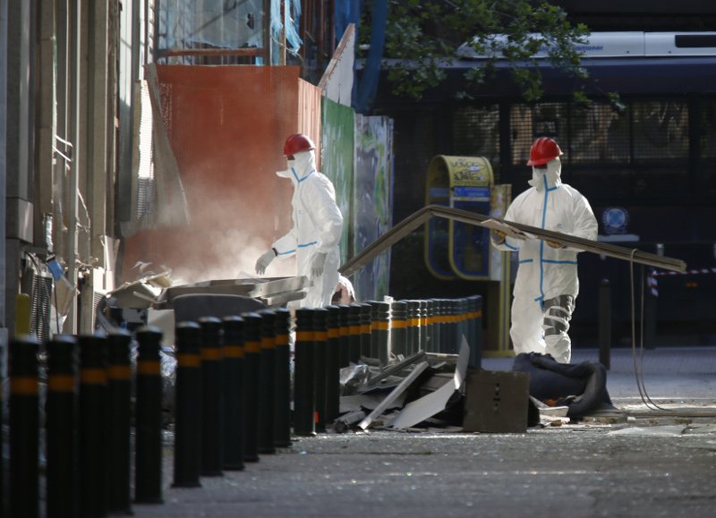 Μεγάλες υλικές ζημιές από την έκρηξη βόμβας έξω από γραφεία τράπεζας στο κέντρο της Αθήνας [εικόνες] | iefimerida.gr 0