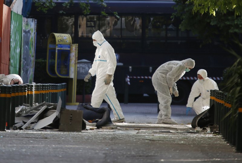 Μεγάλες υλικές ζημιές από την έκρηξη βόμβας έξω από γραφεία τράπεζας στο κέντρο της Αθήνας [εικόνες] | iefimerida.gr 1