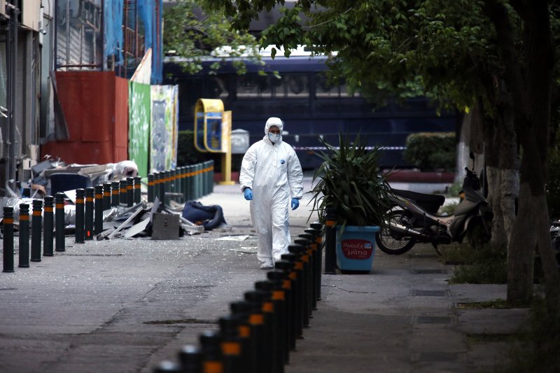 Μεγάλες υλικές ζημιές από την έκρηξη βόμβας έξω από γραφεία τράπεζας στο κέντρο της Αθήνας [εικόνες] | iefimerida.gr 2