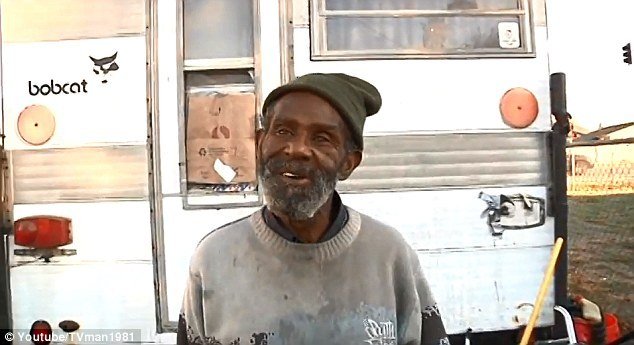 O Κάρλος Σαντάνα ξαναβρήκε τον μπασίστα του γέρο, άστεγο, με άσπρα μαλλιά [εικόνες+βίντεο] | iefimerida.gr 0