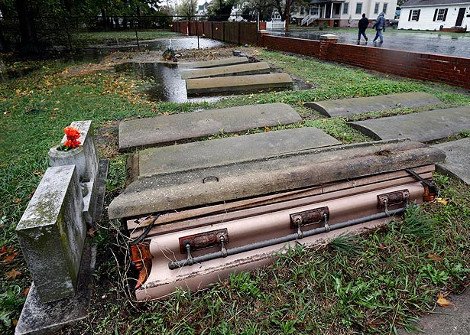 Ακόμη και φέρετρα ξέθαψε στο πέρασμά του ο τυφώνας Σάντι [εικόνες] | iefimerida.gr 5