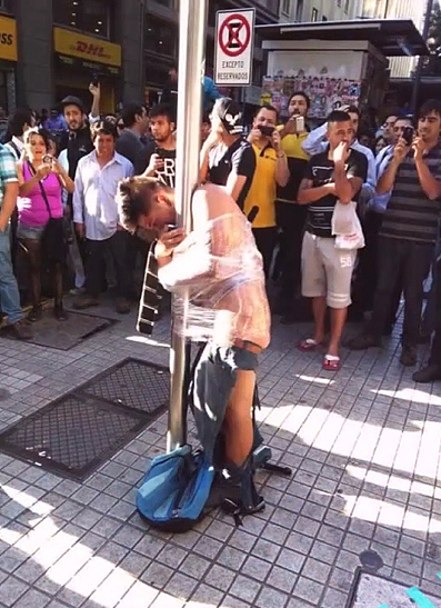 Απίστευτες σκηνές στο Σαντιάγο: Πολίτες γδύνουν και δένουν σε στύλο κλεφτρόνι που απείλησε με μαχαίρι συνταξιούχο [εικόνες] | iefimerida.gr 1