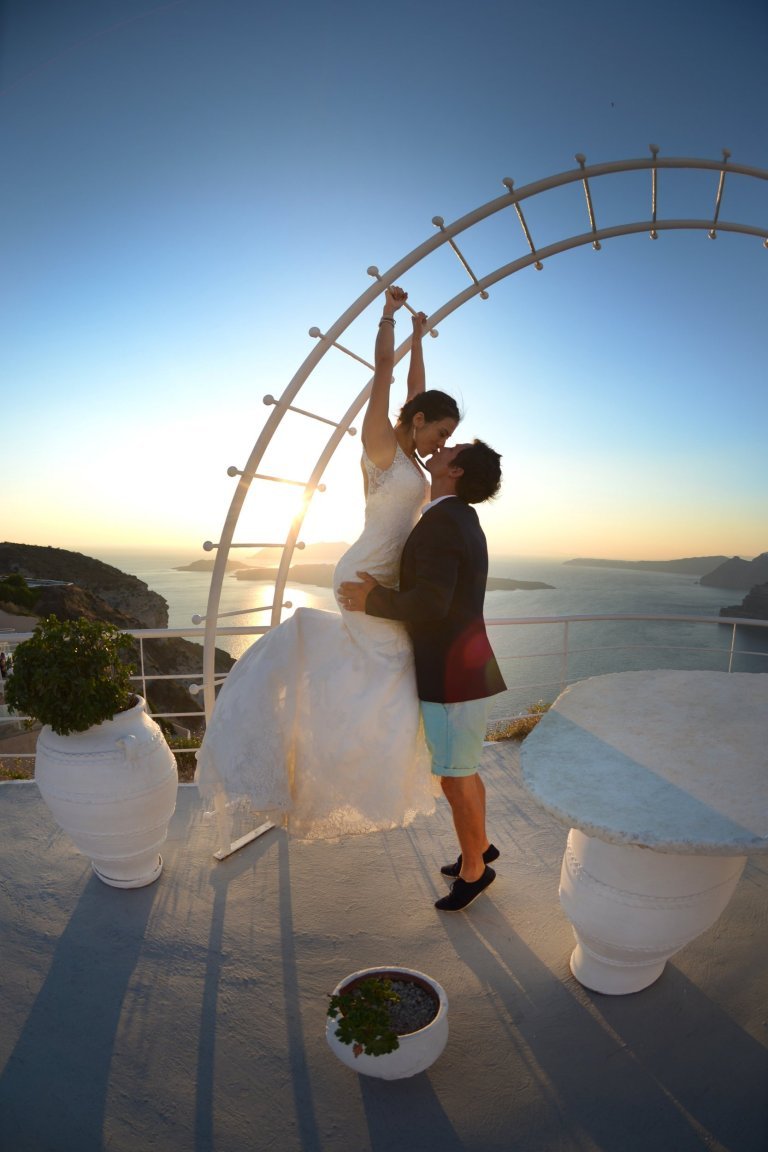 Μία αλλιώτικη φωτογράφιση γάμου στη Σαντορίνη -Ο γαμπρός έκανε παρκούρ, η νύφη τον κρατούσε [εικόνες] | iefimerida.gr 0