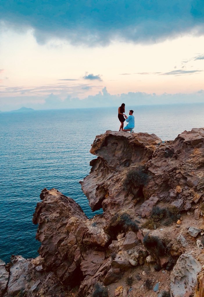 Η ρομαντική φωτογραφία από τη Σαντορίνη που αναστάτωσε το Twitter -Ψάχνουν όλοι αυτό το ζευγάρι [εικόνα] | iefimerida.gr 0