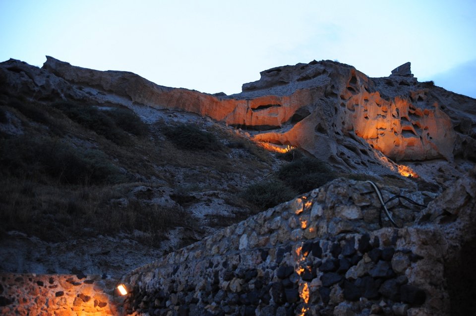 H Σαντορίνη εκρήγνυται, ξανά: Eγκαινιάστηκε μοναδικός χώρος πολιτισμού σε παλιό εργοστάσιο τομάτας [εικόνες] | iefimerida.gr 0