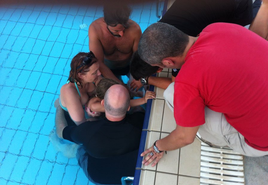 Κοριτσάκι σφήνωσε σε σιφόνι πισίνας στη Σαντορίνη -Εμεινε εκεί περίπου 2,5 ώρες [εικόνα] | iefimerida.gr 0