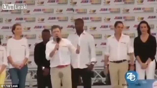 H πιο ντροπιαστική ομιλία -Ο Κολομβιανός πρόεδρος «βράχηκε» ενώ μιλούσε δημόσια [εικόνες & βίντεο] | iefimerida.gr 1