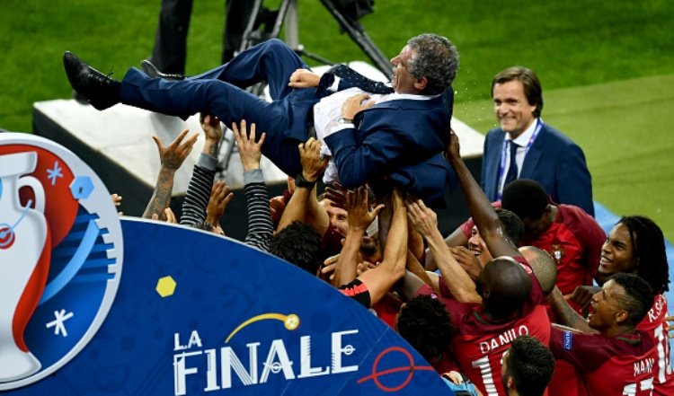 Σήκωσαν στα χέρια τον Σάντος - Οι Πορτογάλοι αποθέωσαν τον «ηγέτη» τους [εικόνες] | iefimerida.gr 1