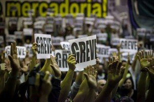 Σκηνές μάχης στο μετρό του Σάο Πάολο - Αστυνομία εναντίον απεργών με ρόπαλα και δακρυγόνα | iefimerida.gr 3