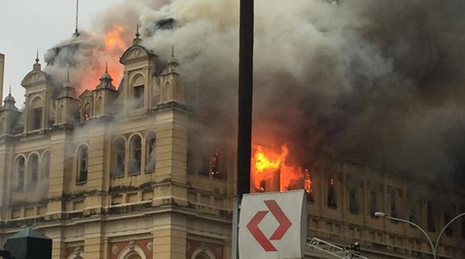 Σάο Πάολο: Μεγάλη φωτιά σε μουσείο δίπλα σε σταθμό του μετρό – Ενας νεκρός [βίντεο] | iefimerida.gr 1