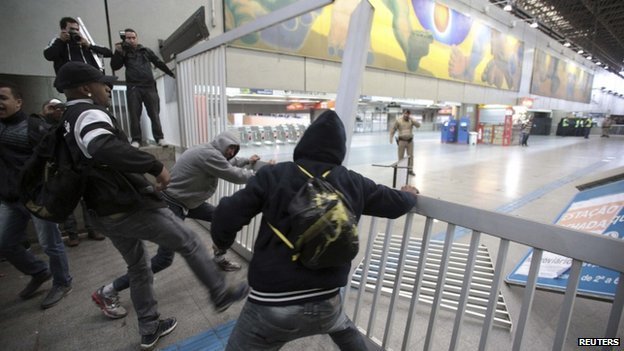 Σκηνές μάχης στο μετρό του Σάο Πάολο - Αστυνομία εναντίον απεργών με ρόπαλα και δακρυγόνα | iefimerida.gr 1