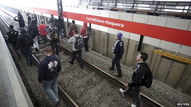 Σκηνές μάχης στο μετρό του Σάο Πάολο - Αστυνομία εναντίον απεργών με ρόπαλα και δακρυγόνα | iefimerida.gr 4